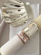 Cargar imagen en el visor de la galería, Kit Bautizo Colección Elegance con Aro e Imagen Virgen de Guadalupe Oval con Moño