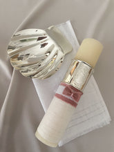 Cargar imagen en el visor de la galería, Kit Bautizo Colección Elegance con Aro e Imagen Virgen de Guadalupe Oval con Moño