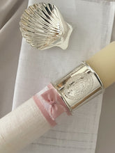 Cargar imagen en el visor de la galería, Kit Bautizo Colección Elegance con Aro e Imagen Virgen de Guadalupe Oval con Moño