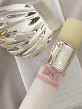 Cargar imagen en el visor de la galería, Kit Bautizo Colección Elegance con Aro e Imagen Virgen de Guadalupe Oval con Moño