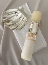 Cargar imagen en el visor de la galería, Kit Bautizo Colección Elegance con Aro e Imagen Virgen de Guadalupe Oval con Moño