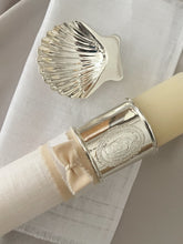 Cargar imagen en el visor de la galería, Kit Bautizo Colección Elegance con Aro e Imagen Virgen de Guadalupe Oval con Moño