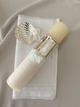 Cargar imagen en el visor de la galería, Kit Bautizo Colección Elegance con Aro e Imagen Virgen de Guadalupe Oval con Moño