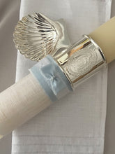 Cargar imagen en el visor de la galería, Kit Bautizo Colección Elegance con Aro e Imagen Virgen de Guadalupe Oval con Moño