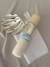 Cargar imagen en el visor de la galería, Kit Bautizo Colección Elegance con Aro e Imagen Virgen de Guadalupe Oval con Moño