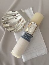 Cargar imagen en el visor de la galería, Kit Bautizo Colección Elegance con Aro e Imagen Virgen de Guadalupe Oval con Moño