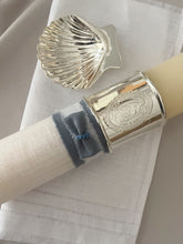 Cargar imagen en el visor de la galería, Kit Bautizo Colección Elegance con Aro e Imagen Virgen de Guadalupe Oval con Moño