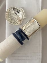 Cargar imagen en el visor de la galería, Kit Bautizo Colección Elegance con Aro e Imagen Virgen de Guadalupe Oval con Moño