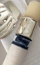 Cargar imagen en el visor de la galería, Kit Bautizo Colección Elegance con Aro e Imagen Virgen de Guadalupe Oval con Moño