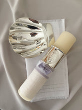 Cargar imagen en el visor de la galería, Kit Bautizo Colección Elegance con Aro e Imagen Virgen de Guadalupe Oval con Moño