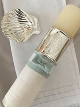 Cargar imagen en el visor de la galería, Kit Bautizo Colección Elegance con Aro e Imagen Virgen de Guadalupe Oval con Moño