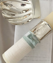 Cargar imagen en el visor de la galería, Kit Bautizo Colección Elegance con Aro e Imagen Virgen de Guadalupe Oval con Moño