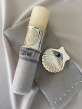 Cargar imagen en el visor de la galería, Kit Bautizo Colección Elegance con Aro e Imagen Virgen de Guadalupe Oval con Moño