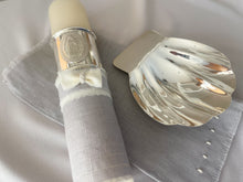 Cargar imagen en el visor de la galería, Kit Bautizo Colección Elegance con Aro e Imagen Virgen de Guadalupe Oval con Moño