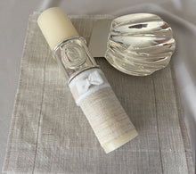 Cargar imagen en el visor de la galería, Kit Bautizo Colección Elegance con Aro e Imagen Virgen de Guadalupe Redonda con Moño