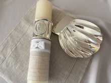 Cargar imagen en el visor de la galería, Kit Bautizo Colección Elegance con Aro e Imagen Virgen de Guadalupe Redonda con Moño