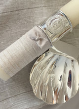 Cargar imagen en el visor de la galería, Kit Bautizo Colección Elegance con Aro e Imagen Virgen de Guadalupe Redonda con Moño