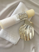 Cargar imagen en el visor de la galería, Kit Bautizo Colección Elegance con Aro e Imagen Virgen de Guadalupe Redonda con Moño