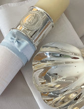 Cargar imagen en el visor de la galería, Kit Bautizo Colección Elegance con Aro e Imagen Virgen de Guadalupe Redonda con Moño