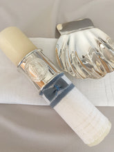 Cargar imagen en el visor de la galería, Kit Bautizo Colección Elegance con Aro e Imagen Virgen de Guadalupe Redonda con Moño