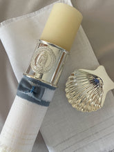 Cargar imagen en el visor de la galería, Kit Bautizo Colección Elegance con Aro e Imagen Virgen de Guadalupe Redonda con Moño