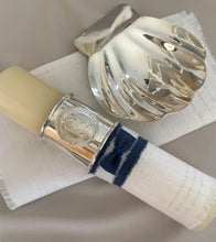 Cargar imagen en el visor de la galería, Kit Bautizo Colección Elegance con Aro e Imagen Virgen de Guadalupe Redonda con Moño