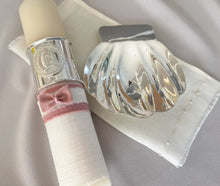 Cargar imagen en el visor de la galería, Kit Bautizo Colección Elegance con Aro e Imagen Virgen de Guadalupe Redonda con Moño