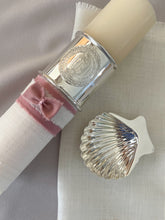 Cargar imagen en el visor de la galería, Kit Bautizo Colección Elegance con Aro e Imagen Virgen de Guadalupe Redonda con Moño