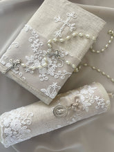 Cargar imagen en el visor de la galería, Kit Primera Comunión Colección Bordado Tul Medalla Virgen Guadalupe 2 cms.