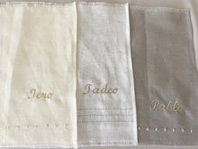 Cargar imagen en el visor de la galería, Kit Bautizo Tul Bordado Español Garden Rose con Placa Virgen de Guadalupe