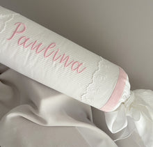 Cargar imagen en el visor de la galería, Caramelo Anti Vuelco Piqué y Tira Bordada Española