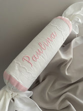 Cargar imagen en el visor de la galería, Caramelo Anti Vuelco Piqué y Tira Bordada Española