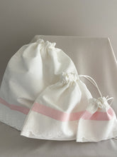 Cargar imagen en el visor de la galería, Set de Bolsitas Multi Usos de Piqué y Tira Bordada Española.