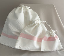 Cargar imagen en el visor de la galería, Set de Bolsitas Multi Usos de Piqué y Tira Bordada Española.