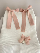 Cargar imagen en el visor de la galería, Cubre Porta Bebé Piqué Grueso con Medalla