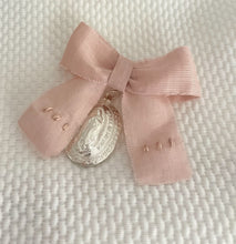 Cargar imagen en el visor de la galería, Cubre Porta Bebé Piqué Grueso con Medalla