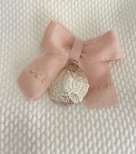 Cargar imagen en el visor de la galería, Cubre Porta Bebé Piqué Grueso con Medalla