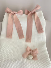 Cargar imagen en el visor de la galería, Cubre Porta Bebé Piqué Grueso con Medalla