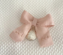 Cargar imagen en el visor de la galería, Cubre Porta Bebé Piqué Grueso con Medalla