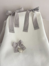 Cargar imagen en el visor de la galería, Cubre Porta Bebé Piqué Grueso con Medalla