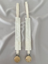 Cargar imagen en el visor de la galería, Porta Chupón Piqué y Tira Bordada Española