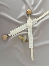 Cargar imagen en el visor de la galería, Porta Chupón Piqué y Tira Bordada Española