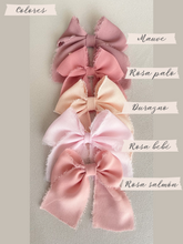 Cargar imagen en el visor de la galería, Llavero con Medalla de San Benito 3cms con Baño de Plata