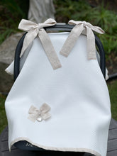 Cargar imagen en el visor de la galería, Cubre Porta Bebé Piqué Grueso con Medalla