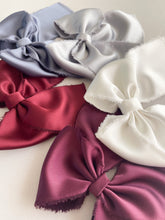 Cargar imagen en el visor de la galería, Moño Carlota Gala Crepé