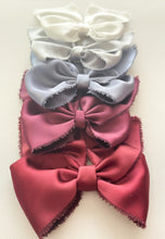Cargar imagen en el visor de la galería, Moño Carlota Gala Crepé
