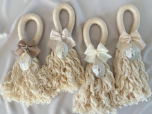 Cargar imagen en el visor de la galería, Bendiciones para puerta de Macramé con Medalla Virgen Guadalupe 5cms. Ovalada