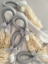 Cargar imagen en el visor de la galería, Bendiciones para puerta de Macramé con Medalla Virgen Guadalupe 5cms. Ovalada