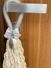 Cargar imagen en el visor de la galería, Bendiciones para puerta de Macramé con Medalla Virgen Guadalupe 5cms. Ovalada