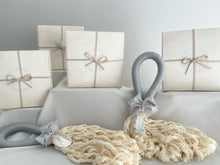 Cargar imagen en el visor de la galería, Bendiciones para puerta de Macramé con Medalla Virgen Guadalupe 5cms. Ovalada